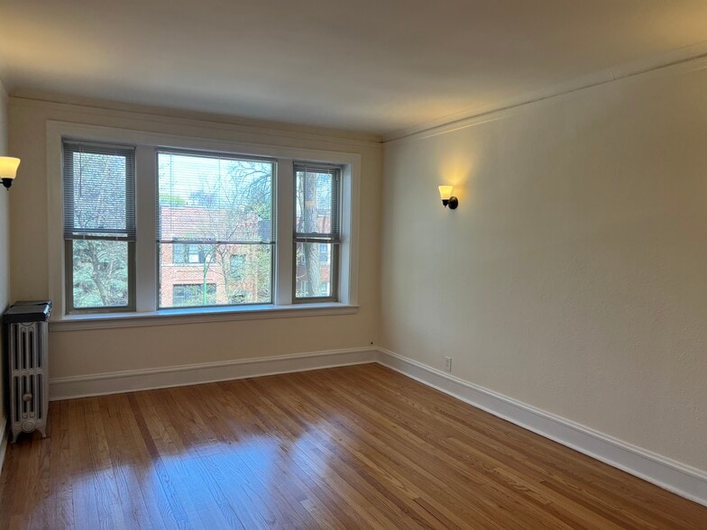 Primary Photo - 2047-2049 W Berwyn Ave