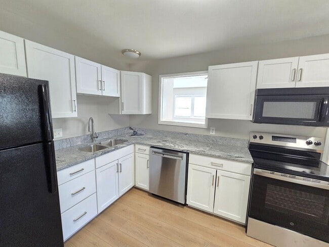Building Photo - Newly Renovated 3 Bedroom Home – Modern Co...