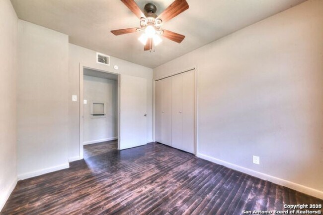 Building Photo - 3 Bedroom/1 Bath Sunset Hill Subdivision