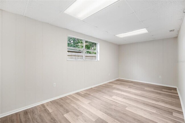 Building Photo - 9618 Pineridge Ave