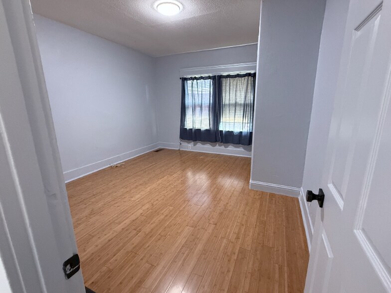 Building Photo - 4630 Melrose Ave