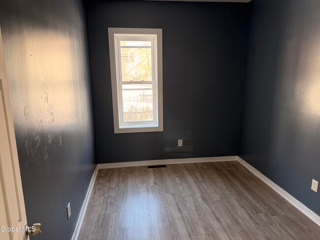 Building Photo - 8 Gardiner St