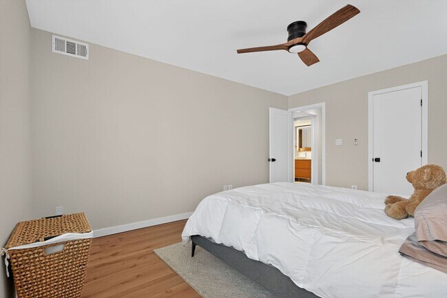 Building Photo - 2 bed 1 bath condo for rent in Rockville