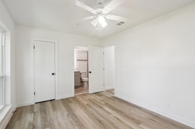 Building Photo - 9807 Kendal Dr