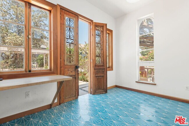 Building Photo - 1438 W 45th St