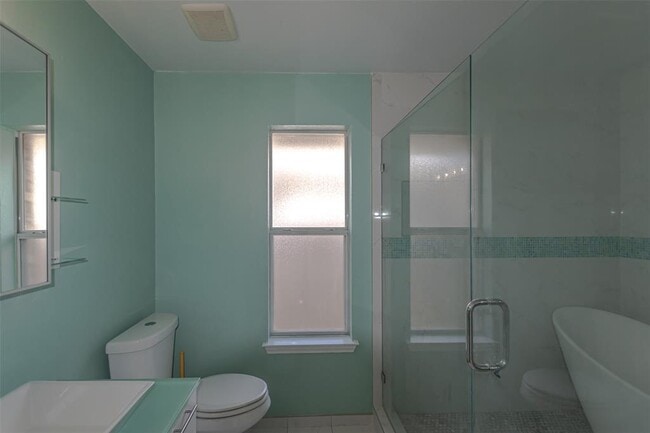 Building Photo - 2210 Zoa Dr