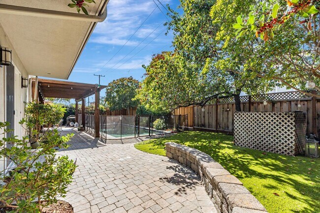 Building Photo - Remodeled 6-Bedroom House
