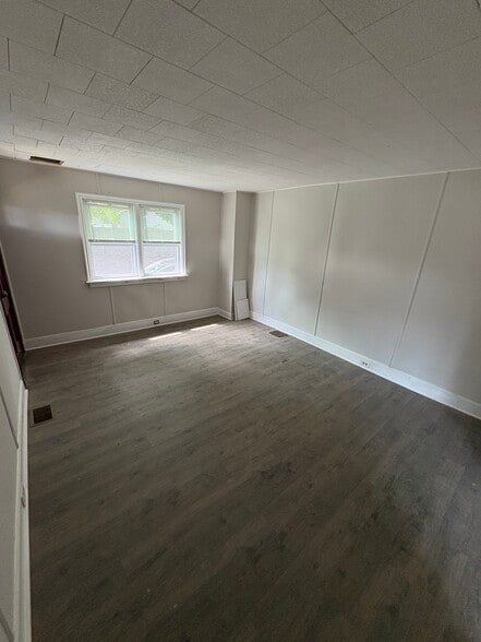 Living Room 15 x 12 - 66 E Red Bank Ave