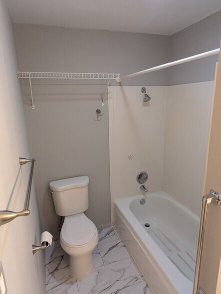 Building Photo - 922 100th Ave NE