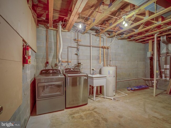 Building Photo - 8203 Stationhouse Ct