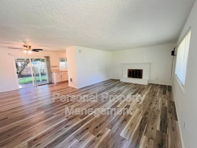Building Photo - 3912 NE 61st Ave