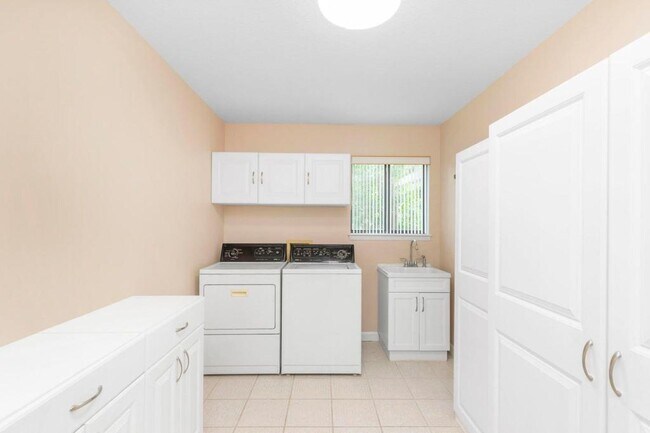 Building Photo - 708 Turnberry Cove N