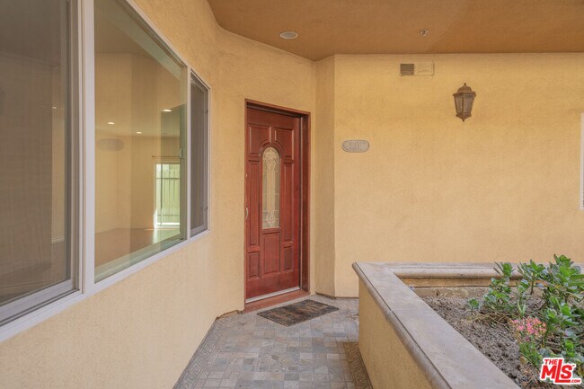 Building Photo - 626 E Orange Grove Ave