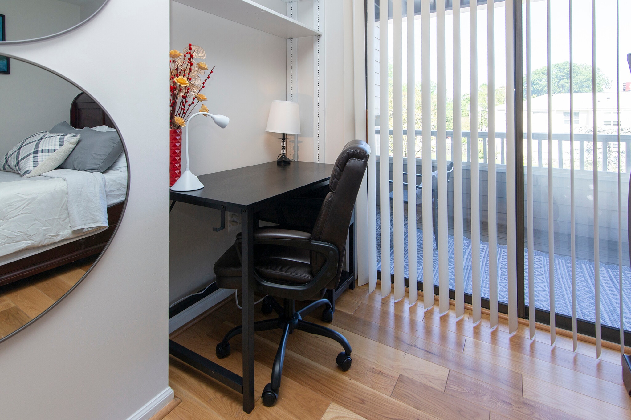 Building Photo - 212 W 10th St