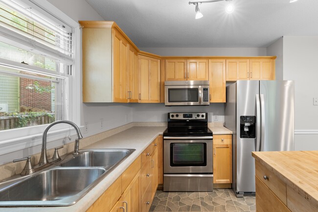 Building Photo - 4505 Aviemore Crescent