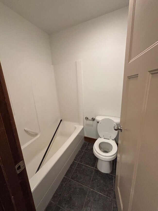 Building Photo - FIRST MONTH'S RENT 1/2 PRICE!!!