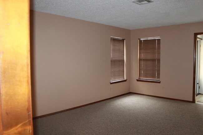 Building Photo - 2 Bedrooms - 2 Full Baths!