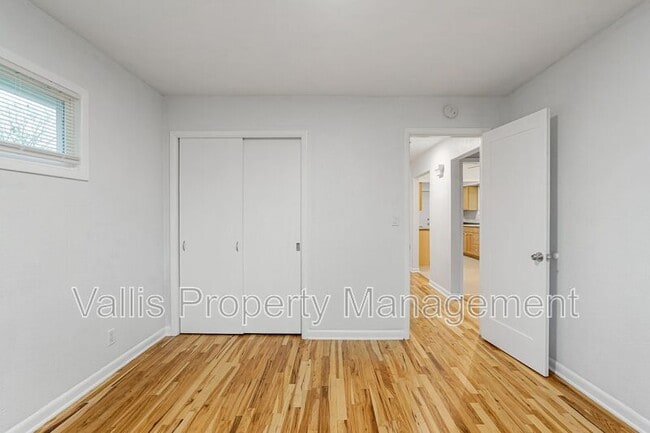 Building Photo - 389 Appleblossom Ave N