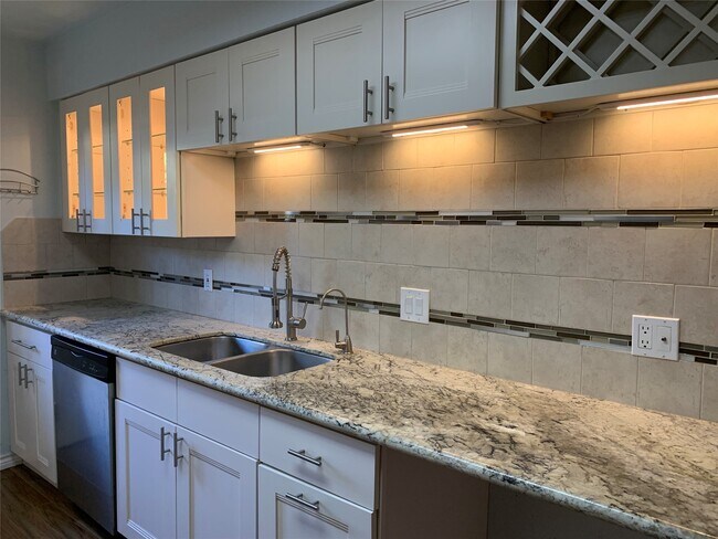 Building Photo - 13140 Trail Hollow Dr