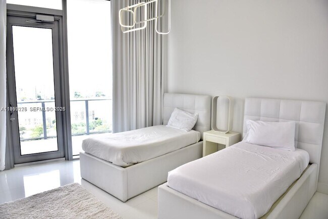 Building Photo - 17475 Collins Ave