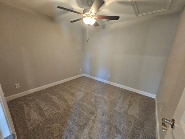 Building Photo - LUXURY TOWNHOME  IN THE CENTER OF MANCHESTER!