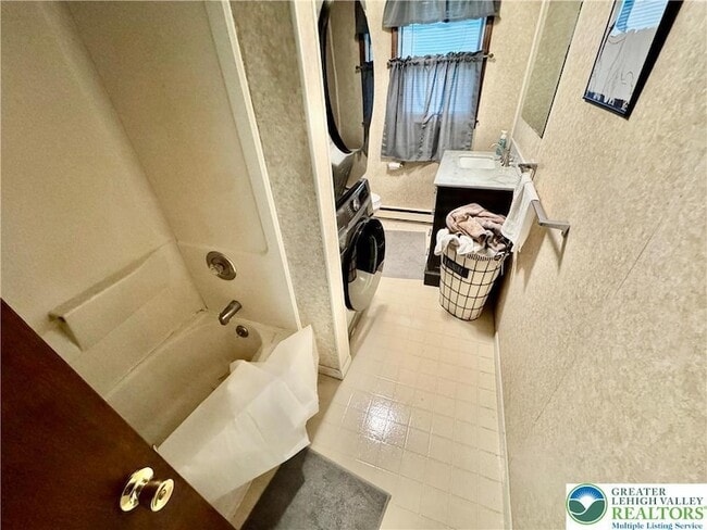 Building Photo - 1121 Pohopoco Dr