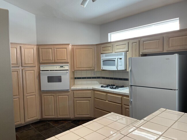 Building Photo - Charming 3-Bedroom Home Backing to Greenway with Golf Course Access