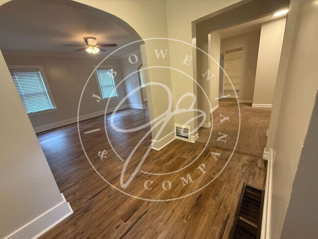 Building Photo - Charming 4 bedroom 2 bathroom close to the University of Toledo.