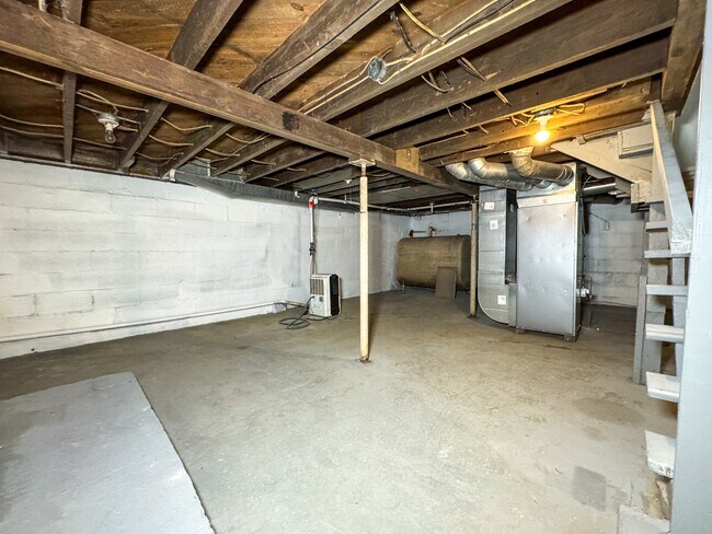 Building Photo - 2957 Greenfield Ave