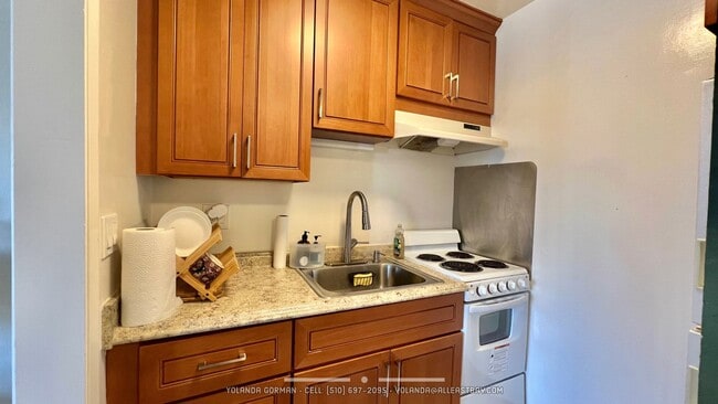 Building Photo - Lovely Top Floor Studio at Watergate Community - Partially Furnished