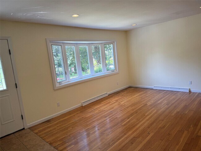 Building Photo - 102 Putnam Rd