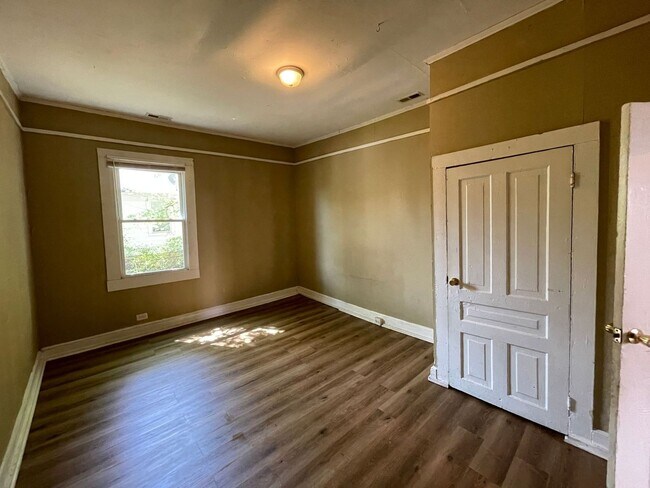 Building Photo - 2 bedroom 1 bathroom house with fenced yard available