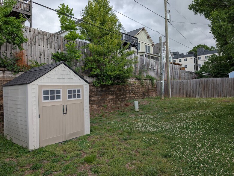 Building Photo - 422 Katonah Ave
