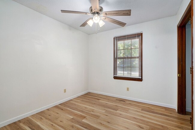 Building Photo - Charming 3 Bedroom House in Springfield!