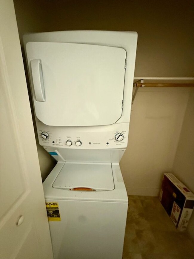 Building Photo - MOVE IN TODAY 1 Bedroom, 1 bathroom Spacio...
