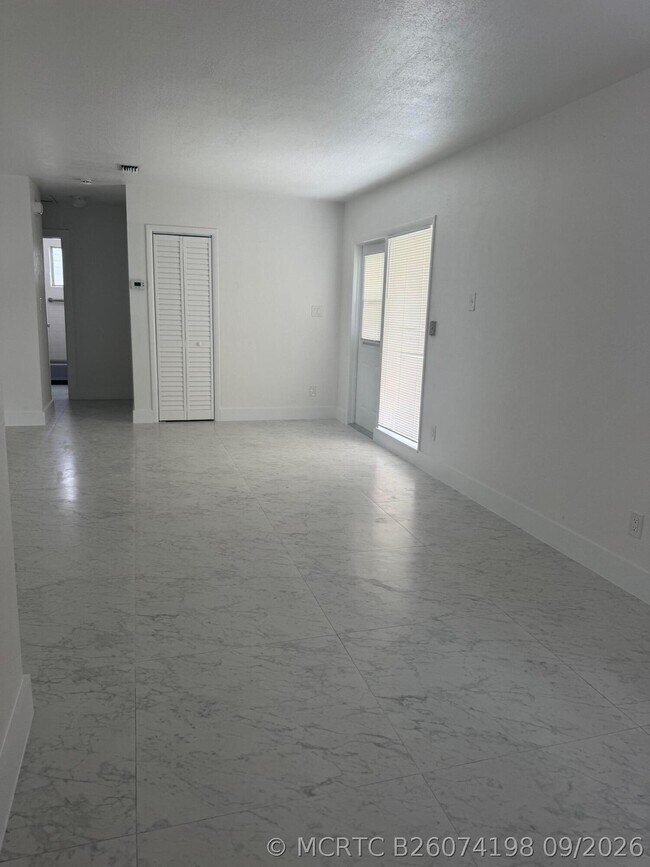 Building Photo - 141 SE Bonita Ct