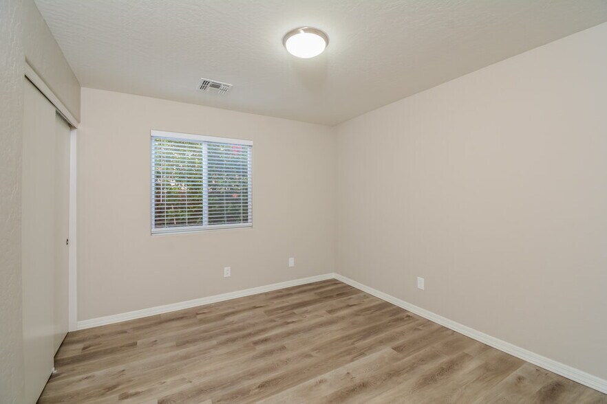 Building Photo - 15438 W Mercer Ln