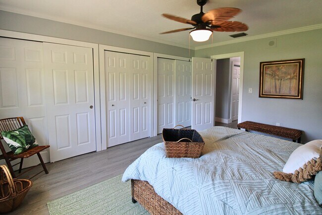 Building Photo - 10128 Yacht Club Dr