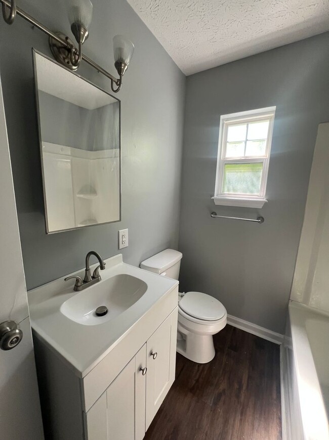 Building Photo - 3 bedroom, 1 bath home