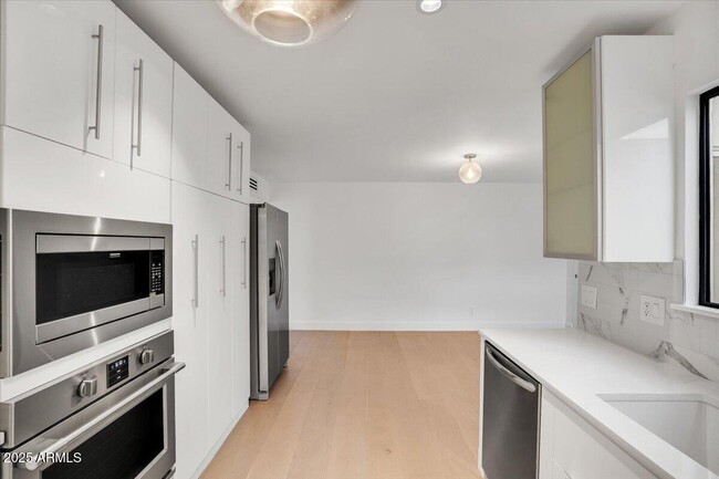 Building Photo - 6814 N 72nd Pl