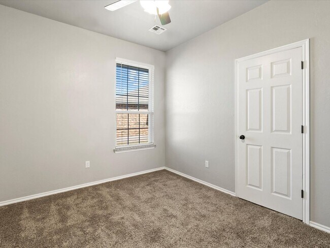 Building Photo - 3br 2ba duplex with 2 car garage!