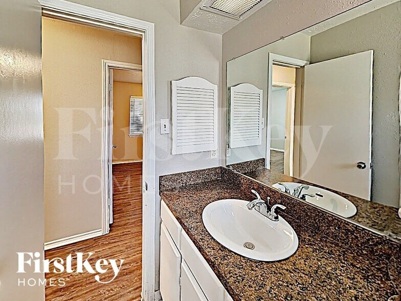 Building Photo - 6803 Stiller Dr