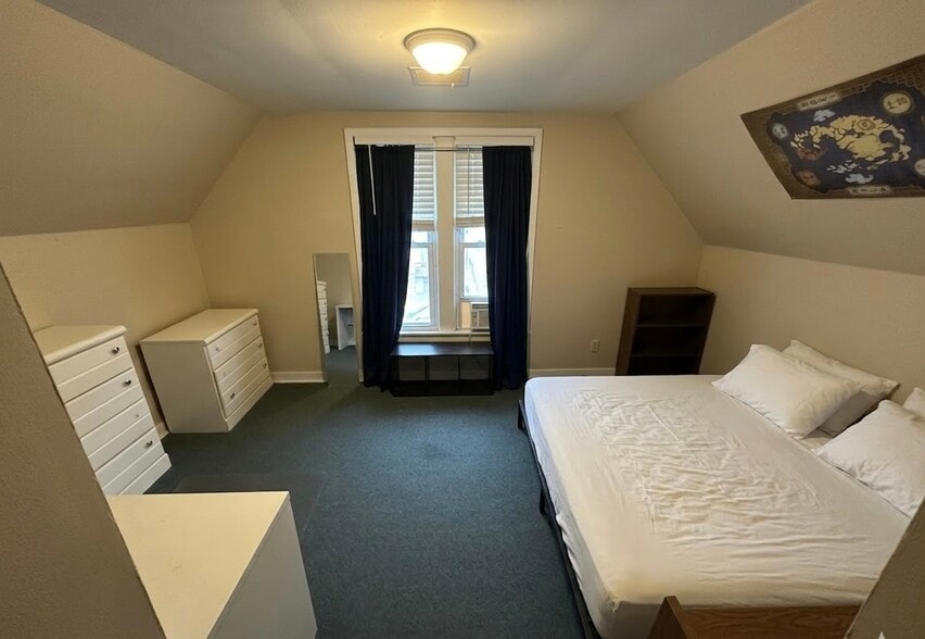 Bedroom - 3330 N Drake Ave