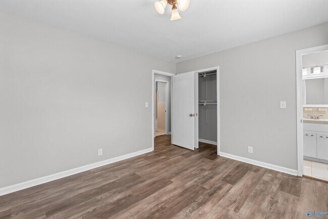 Building Photo - 1007 Heard Ct SE