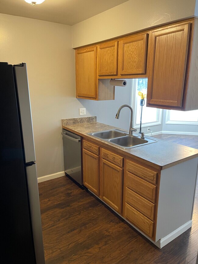 Building Photo - 4467 W Milham Ave