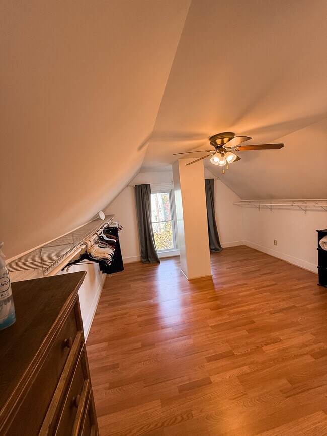 Building Photo - 4 Autumn St