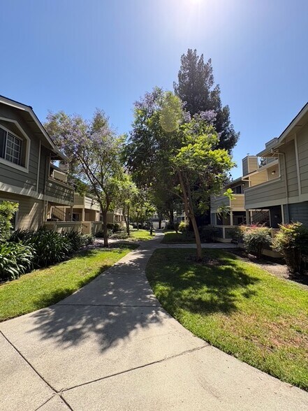Building Photo - 2701 Somerset Park Cir