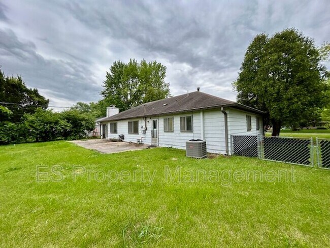 Building Photo - 825 Sweetbriar Ave