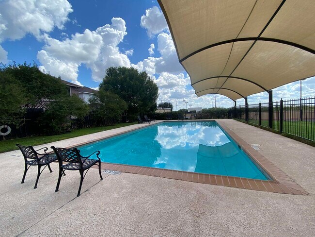 Building Photo - 9813 Sandhill Dr