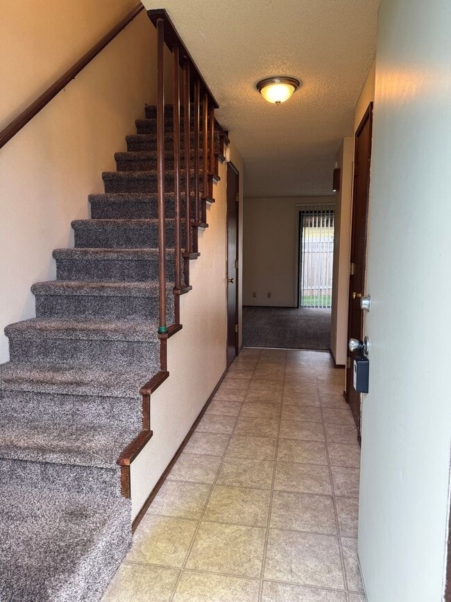 Building Photo - Updated 2 bedroom 1 1/2 bath duplex in Springfield!